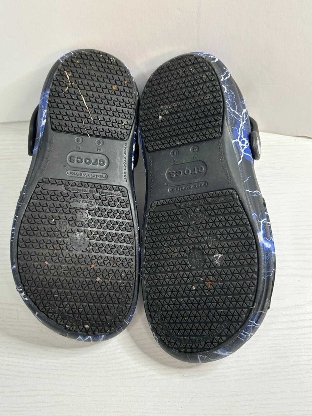 Crocs Classic Clogs Men's 6/Women's 8 Black Blue Lightning Print Comfort Slip On - Picture 6 of 8